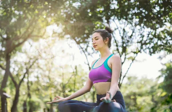 Parktaki Yoga Sağlıklı Bir Egzersiz Kadın Lotus Yogası Pozu Veriyor — Stok fotoğraf