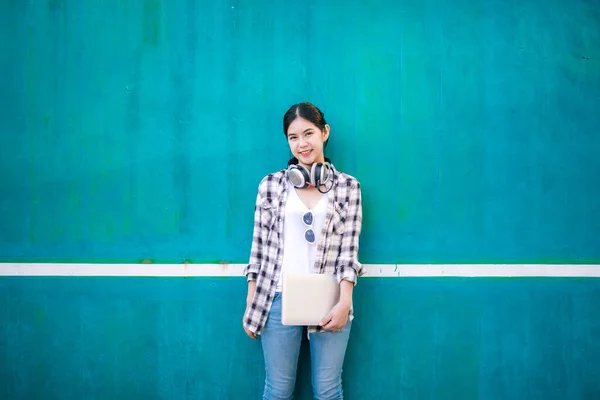Портрет Студентки Азії Навушниками Ноутбуці Щаслива Посміхається — стокове фото