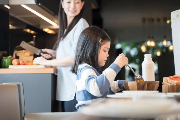 Mamá Hija Comiendo Cereales Con Leche Desayunando Cocina — Foto de Stock