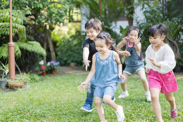 Niños Jugando Aire Libre Con Amigos Niños Pequeños Juegan Parque —  Fotos de Stock