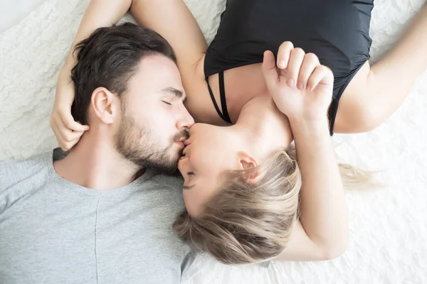 Casal Jovem Beijando Cama Casal Loving Quarto — Fotografia de Stock