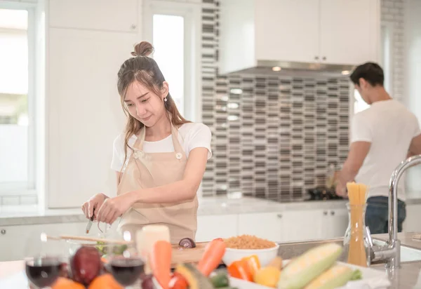 Joven Feliz Pareja Cocinar Juntos Cocina Casa — Foto de Stock
