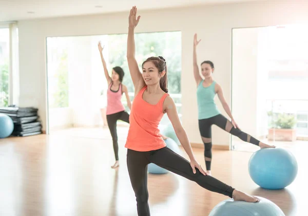 Fitness Esporte Treinamento Ioga Conceito Pessoas Mulher Asiática Que Estende — Fotografia de Stock