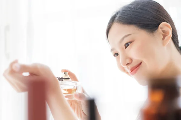 Asian Girl Perfum Młoda Kobieta Stosowania Perfum Jej Nadgarstek Zapachu — Zdjęcie stockowe