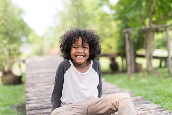 Retrato Lindo Niño Afroamericano Sonriendo Parque Natural — Foto de Stock