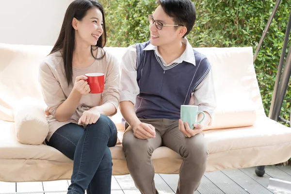 Asyalı Çift Modern Evde Kahveyle Rahatlıyor — Stok fotoğraf