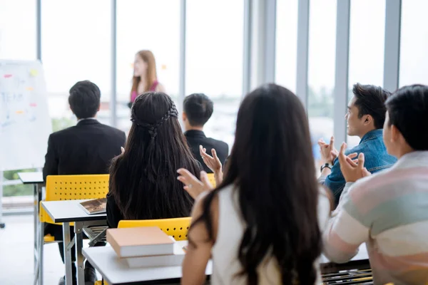 Presentazione Uomo Affari Una Sala Conferenze Udienza Del Docente — Foto Stock