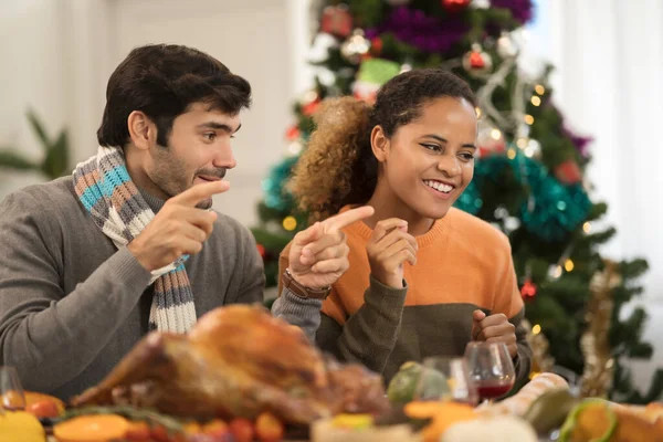 快乐的家庭在家里庆祝圣诞晚餐 感恩节庆祝传统概念 — 图库照片