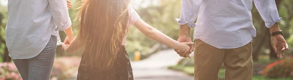 Família Feliz Mãe Pai Filha Andar Natureza Pôr Sol Segurar — Fotografia de Stock