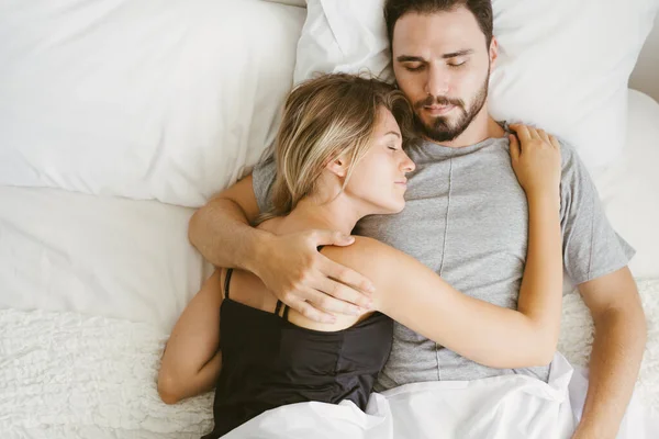 Sabahları Yatakta Uyuyan Genç Bir Çift Sevgili Çift Yatak Odasında — Stok fotoğraf