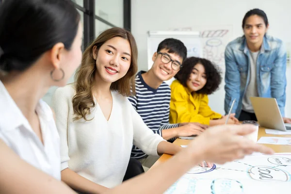 İş adamları yaratıcı ofis işyerinde toplantı yapıyor. Asyalı yaratıcı ekip Brainstormin 'in mutlu grubu.
