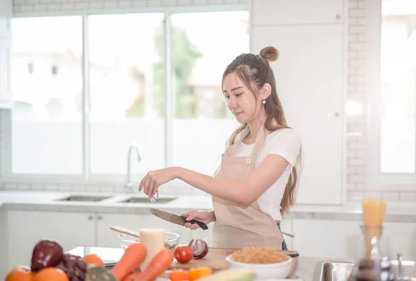 Mujer Asiática Joven Cocinando Comida Saludable Cocina — Foto de Stock