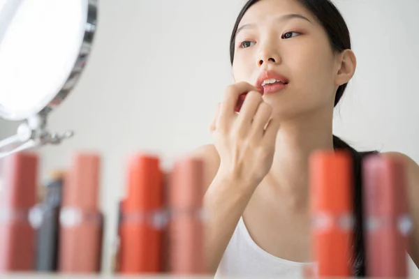 Młody Azji Kobieta Makijaż Piękno Przez Szminka — Zdjęcie stockowe