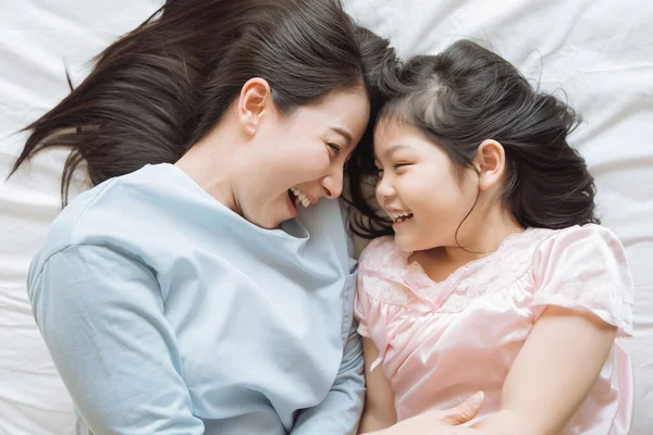 Мама Дочкою Бавляться Спальні Щаслива Азіатська Родина — стокове фото