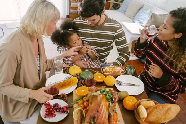 Feliz Familia Celebrando Cena Acción Gracias Casa Acción Gracias Concepto — Foto de Stock