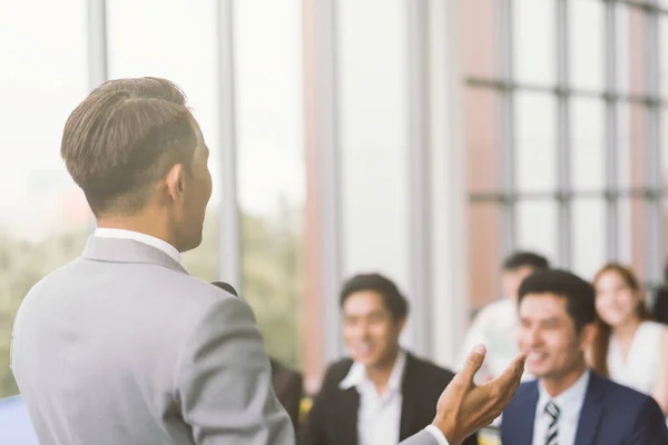 Présentation Homme Affaires Dans Une Salle Conférence — Photo