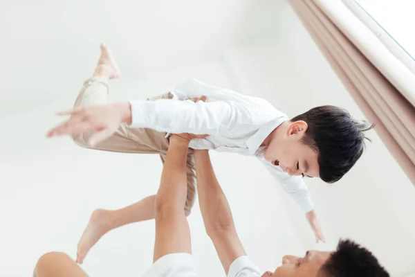 Feliz Padre Jugando Con Hijo Mientras Está Acostado Cama Casa —  Fotos de Stock