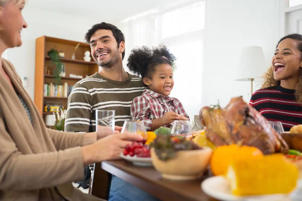 Feliz Familia Celebrando Cena Acción Gracias Casa Concepto Tradición Celebración — Foto de Stock