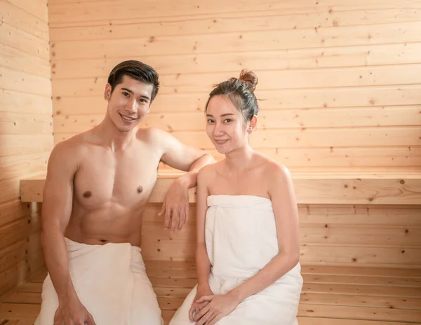 Młoda Para Relaksująca Się Saunie Sprzątania Odświeżania Ciała Luksusowym Hotelu — Zdjęcie stockowe
