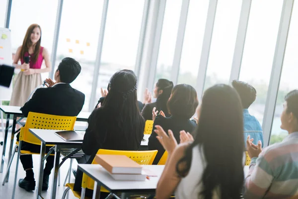 Presentazione Uomo Affari Una Sala Conferenze Udienza Del Docente — Foto Stock