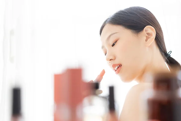 Młody Azji Kobieta Makijaż Piękno Przez Szminka — Zdjęcie stockowe