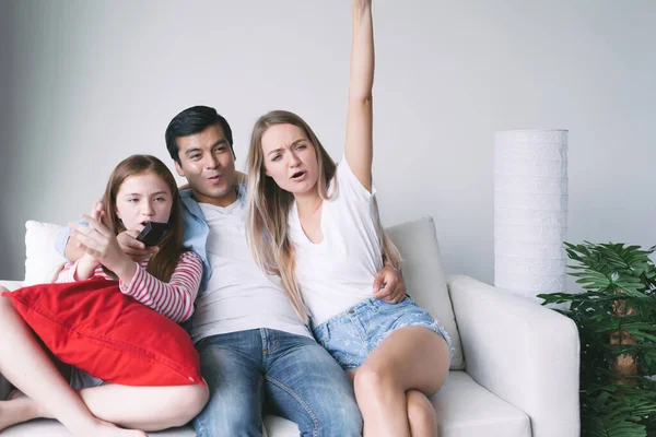 Familia Feliz Viendo Televisión Juntos Sofá Sala Estar Concepto Familia — Foto de Stock