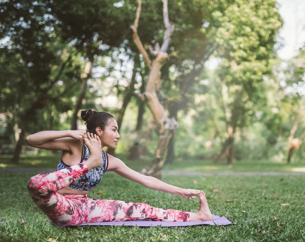 Parktaki Yoga Sağlıklı Egzersiz — Stok fotoğraf