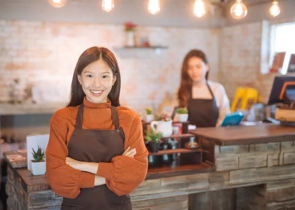 Retrato Camarera Asiática Sosteniendo Menú Usando Delantal Pie Cafetería — Foto de Stock