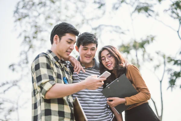 Grupo Amigos Alegres Viendo Teléfono Inteligente Aire Libre — Foto de Stock