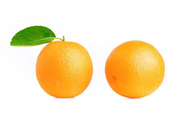 オレンジオレンジのスライスと葉は白い背景に隔離されています — ストック写真