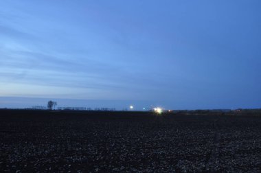 Novosibirsk şehrindeki Tolmachevo havaalanının akşam pisti. Bir uçağın uzak ışıkları kalkışa hazırlanıyor..