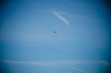 Uzağa uçan uçak..