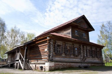 Eski Rus şehri Suzdal 'da zengin bir ahşap Rus kulübesi..