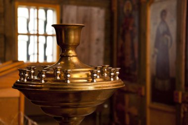 Bir tapınak pirinç şamdanının fotoğrafı..