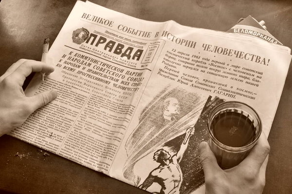 The first-person scene where the newspaper is reading about the main event, the first manned flight into space. In the hands of a cigarette and a glass of tea.
