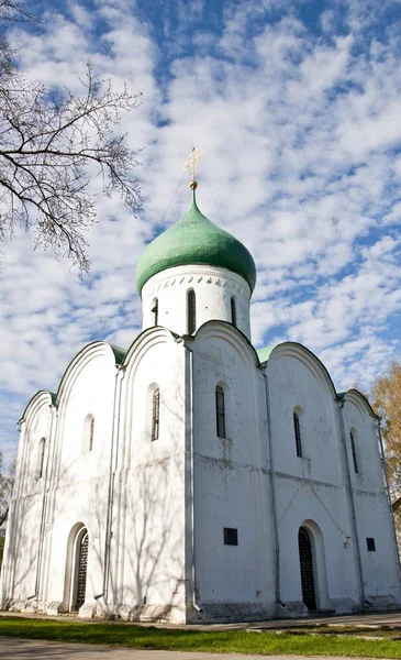 Foto Uma Igreja Pedra Branca Cidade Preslavl Zalessky — Fotografia de Stock