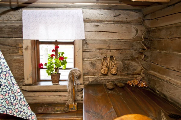 一间俄国中世纪老屋的普通房间 — 图库照片