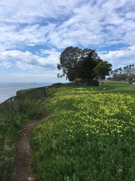 Sebuah Jalur Tebing Santa Barbara Sepanjang Pantai Dengan Awan Atas — Stok Foto