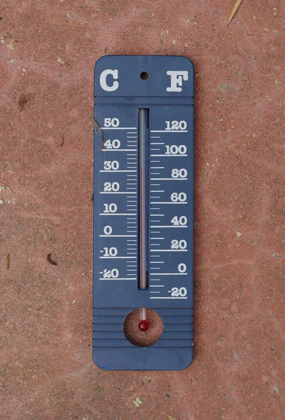 Vista Ravvicinata Vecchio Termometro Esterno Che Mostra Una Temperatura Estiva — Foto Stock