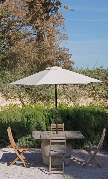 Ett Matbord Trä Med Stolar Och Ett Paraply Kaliforniens Vinland — Stockfoto