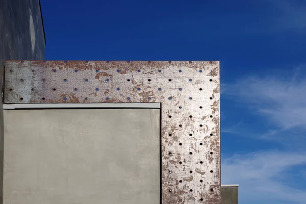 Vista Dell Angolo Superiore Moderno Edificio Cittadino Con Cielo Blu — Foto Stock