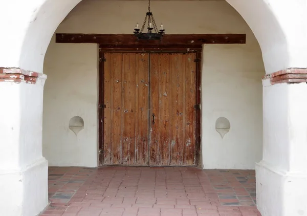 Закрыть Вид Старую Испанскую Дверь Арочным Способом Историческом Здании Калифорнии — стоковое фото