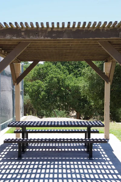 Vista Sombra Geométrica Proyectada Por Enrejado Sobre Una Mesa Picnic — Foto de Stock