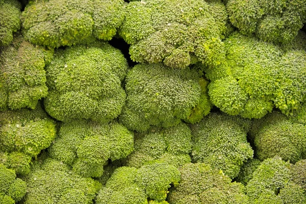 Vollbild Ansicht Frischer Brokkoli Kronen Einem Marktstand Aus Nächster Nähe — Stockfoto