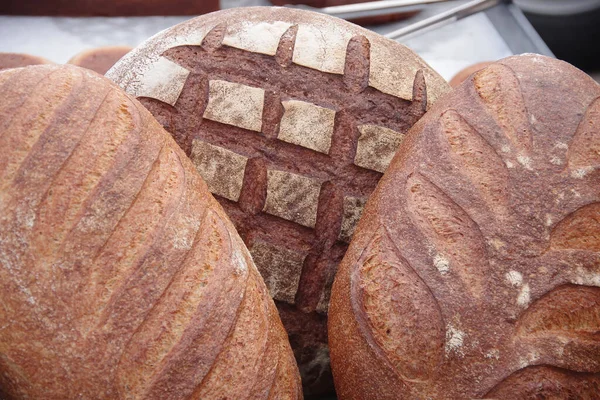 Großaufnahme Vollbild Ansicht Einer Vielzahl Frisch Gebackener Brote Einem Marktstand — Stockfoto