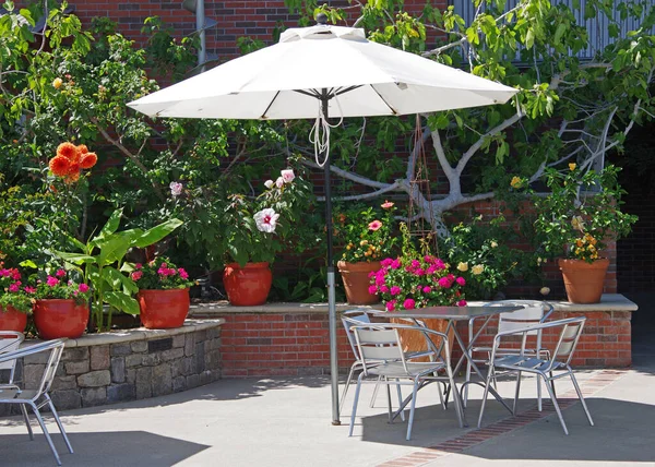 Stühle Und Tisch Kaffeehausstil Unter Einem Sonnenschirm Einem Üppigen Garten — Stockfoto