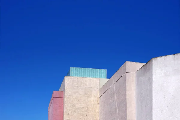 Modern Pastel Renkli Depo Binaları Parlak Mavi Gökyüzü Alçak Açılı — Stok fotoğraf