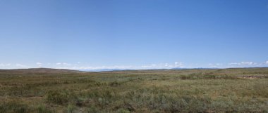 Tuva bozkır Panoraması. Gökyüzü geniş bir bakış. Yaz. Gün