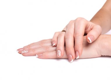 Güzel modern manikür çiçek süslemeli. Beyaz bir arka plan üzerinde eller. Portre