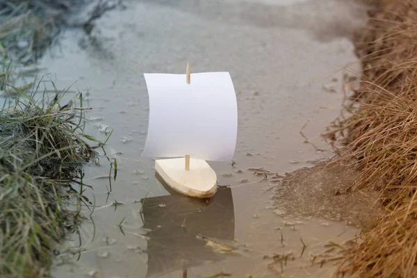 Barco Madera Juguete Con Una Vela Nada Largo Del Charco — Foto de Stock